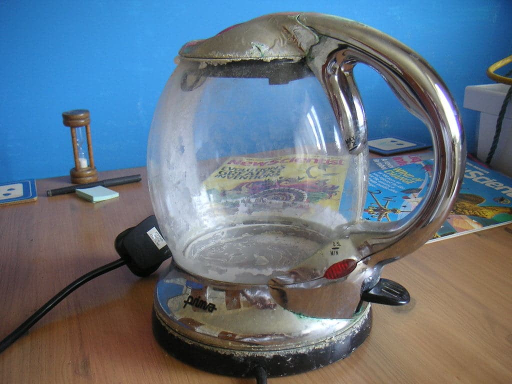 How to Clean An Electric Kettle and Remove Limescale